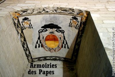 Au dessus de la Porte des Champaux, les armoiries pontificales